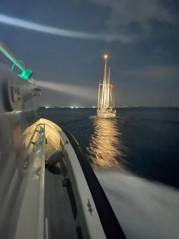 Yelkenli teknede 78 d&uuml;zensiz g&ouml;&ccedil;men yakalandı