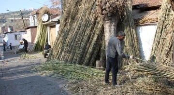 Yılda tonlarca &uuml;r&uuml;n işlenen mahallenin y&uuml;zde 98'i ge&ccedil;imini bu işten sağlıyor
