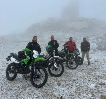 Yılın ilk karını motorcular karşıladı