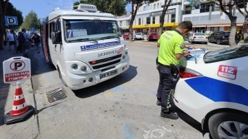 Yolcu dolu minib&uuml;s&uuml;n şof&ouml;r&uuml; alkoll&uuml; &ccedil;ıktı, g&ouml;zaltına alındı