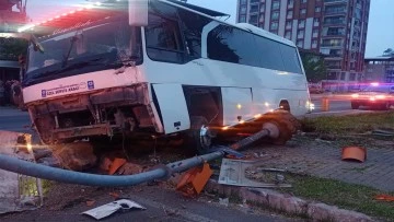 Yolcu minib&uuml;s&uuml; ile servis aracı &ccedil;arpıştı: 3 yaralı