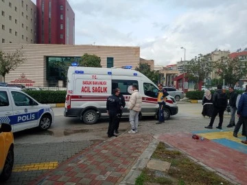 Yolda fenalaşan gen&ccedil; kız ambulansla hastaneye kaldırıldı
