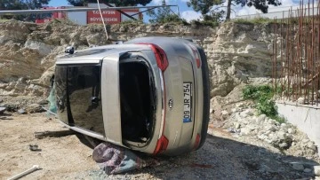 Yoldan &ccedil;ıkan l&uuml;ks ara&ccedil; inşaat alanına devrildi