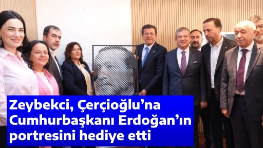 Zeybekci, &Ccedil;er&ccedil;ioğlu&rsquo;na Cumhurbaşkanı Erdoğan&rsquo;ın portresini hediye etti